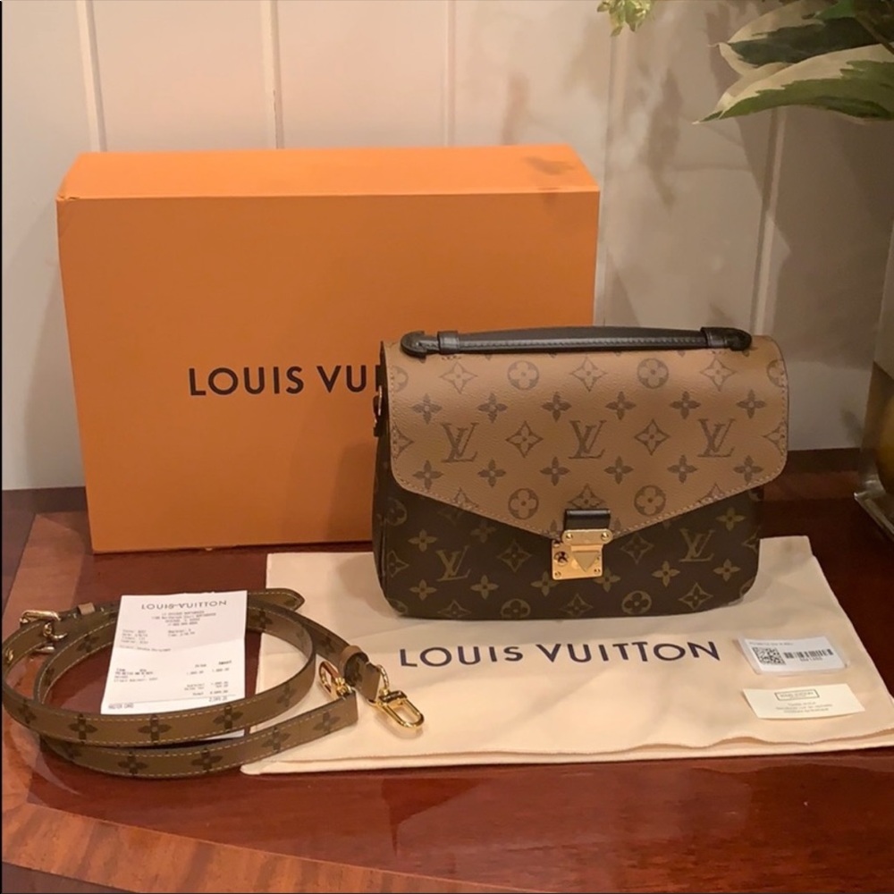 Louis Vuitton Pochette Métis Reverse Monogram